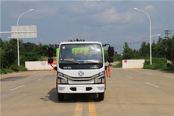 （蓝牌）东风多利卡5-6方勾臂垃圾车​（建筑垃圾转运车）