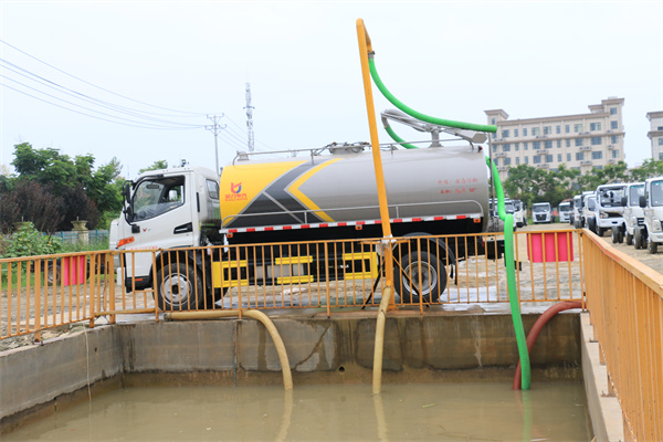 国六东风天锦 15方 吸粪车