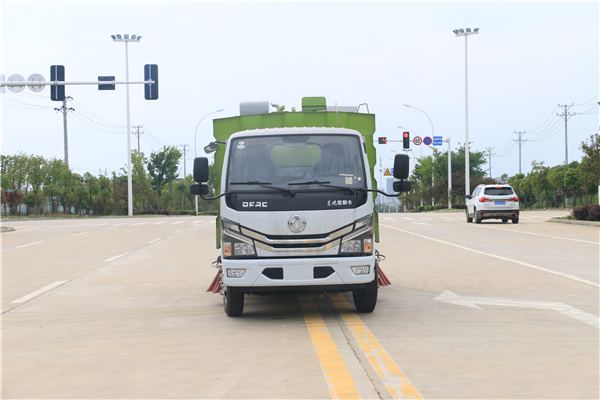 东风多利卡5.5方扫路车「公园 小区首选车型」